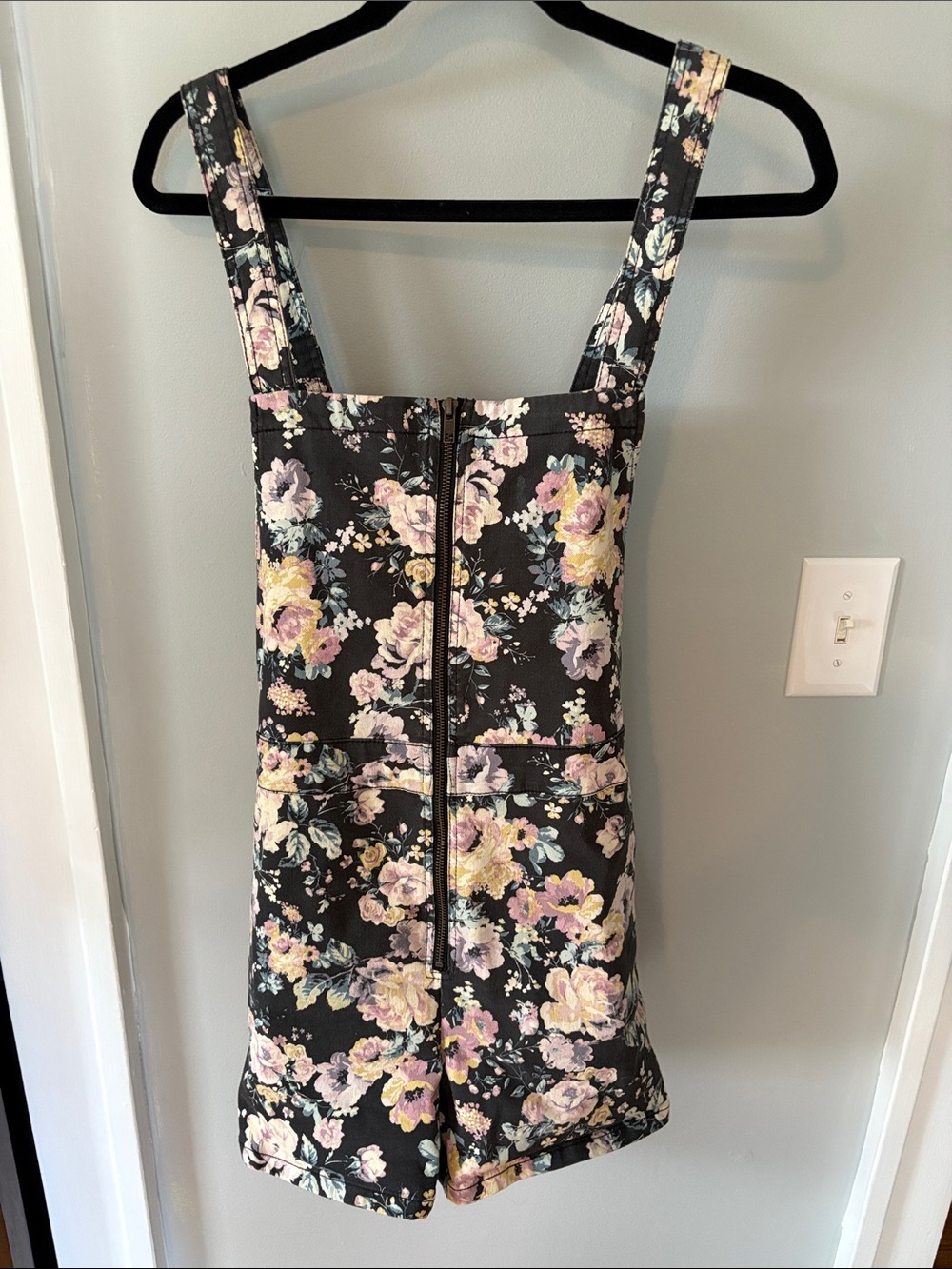 Like New Wild Fable Black Floral Overall Shorts / Coveralls w. Front Zip Size XL